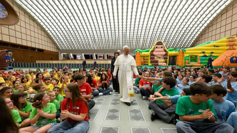Leone XIV e la lezione ai bambini del centro estivo: «Usate la tecnologia, ma non diventatene schiavi»