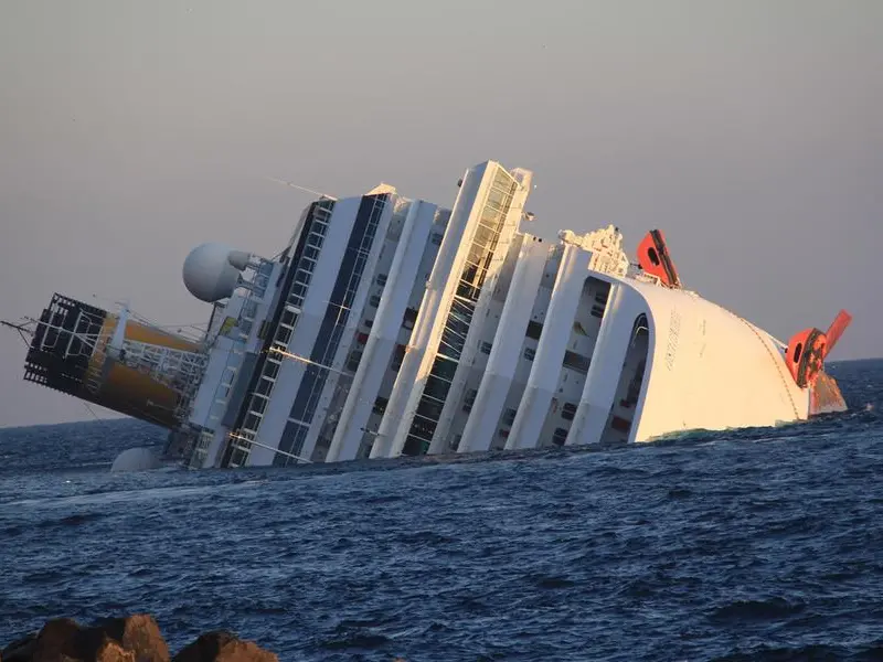 Costa Concordia, cronaca di una tragedia (vera) e del suo comandante (ridicolo)