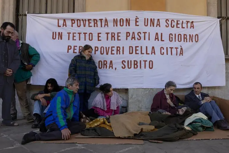 Una scena del film in cui Biagio Conte fa lo sciopero della fame a Palermo