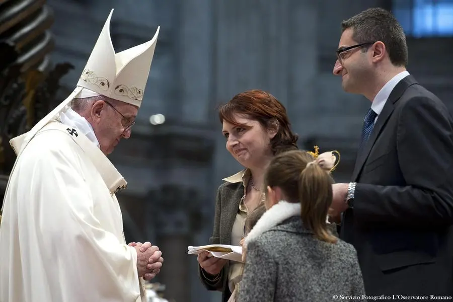 Papa Francesco durante la Messa per le Famiglie in Vaticano il 27 dicembre 2015 , ANSA