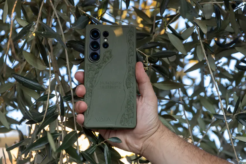 La cover color verde oliva realizzata da VAIA utilizzando il legno degli ulivi uccisi da Xylella , Gianluca Colonnese