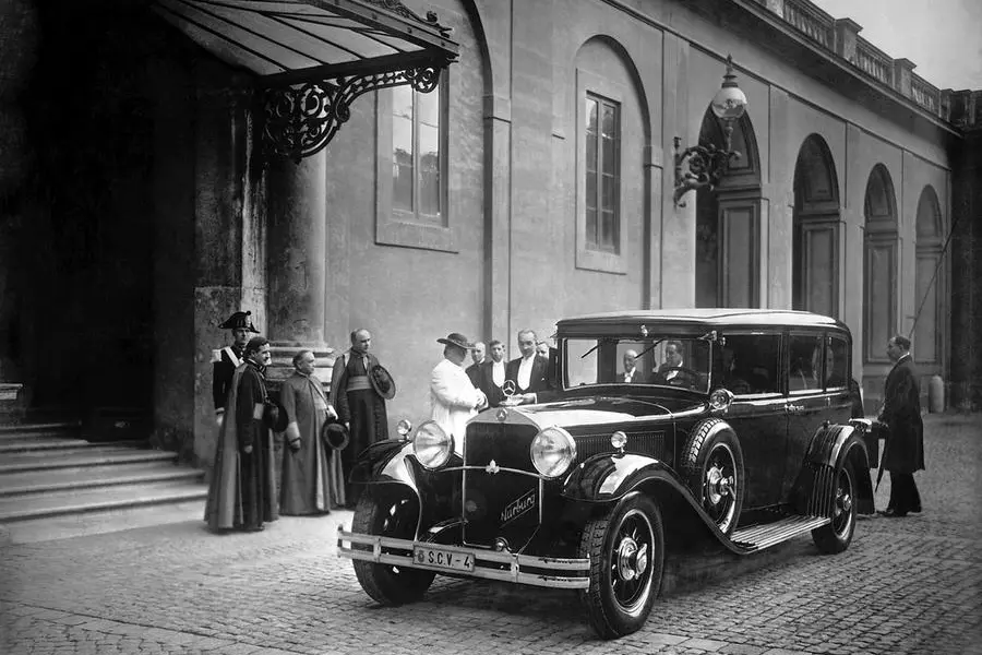 La Mercedes-Benz Nürburg 460 (W 08), donata a papa Pio XI il 23 maggio 1930, è tra le vetture esposte nella mostra