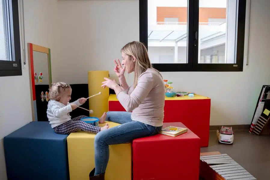 Una bambina durante il trattamento precoce al Centro diagnostico.