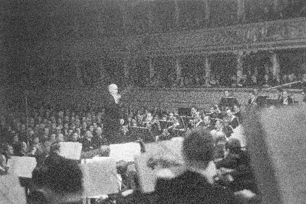 Arturo Toscanini dirige il concerto in occasione della riapertura della Scala l\\'11 maggio 1946. (Publifoto \\u00A9 Teatro alla Scala)