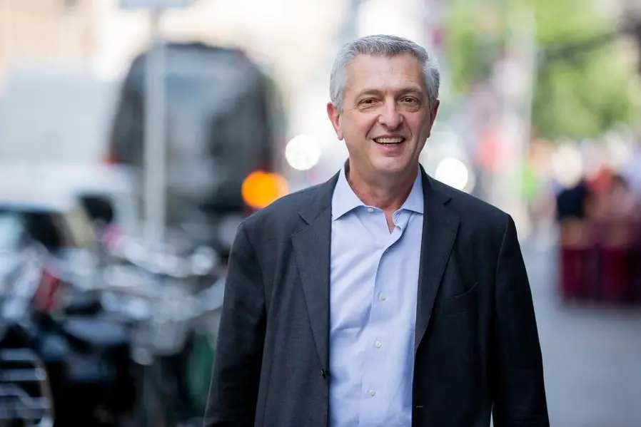 Milanese, classe 1957, Filippo Grandi ha 69 anni; \\u00E8 stato un funzionario internazionale italiano molto apprezzato nel mondo. Dopo la laurea e il servizio civile, si \\u00E8 immerso nel mondo dell\\u2019umanitario. \\u00C8 stato commissario generale dell\\u2019Agenzia Onu per il soccorso dei rifugiati palestinesi. Dal 2016 al 2025 ha ricoperto il ruolo di Alto commissario delle Nazioni Unite per i rifugiati. \\u00C8 il terzo destinatario dell\\u2019Alloro olimpico, premio del Cio che onora i risultati eccezionali in materia di istruzione, cultura, sviluppo e pace attraverso lo sport; ha ricevuto il premio durante la Cerimonia di apertura delle Olimpiadi di Parigi 2024. Ha raccontato la sua storia nel libro Rifugi e ritorni. Storie del mio lungo viaggio tra rifugiati, filantropi e assassini (Mondadori 2017). Oggi vive fra Italia e Svizzera, mettendo la sua esperienza a servizio dei giovani. , dpa /AFP