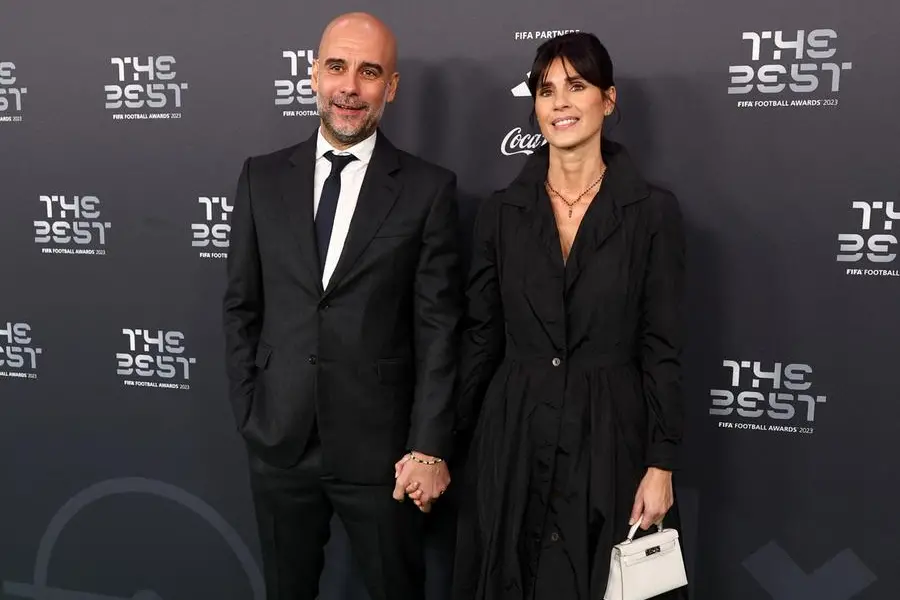 Pep Guardiola con la moglie Cristina Serra nel 2024. , REUTERS