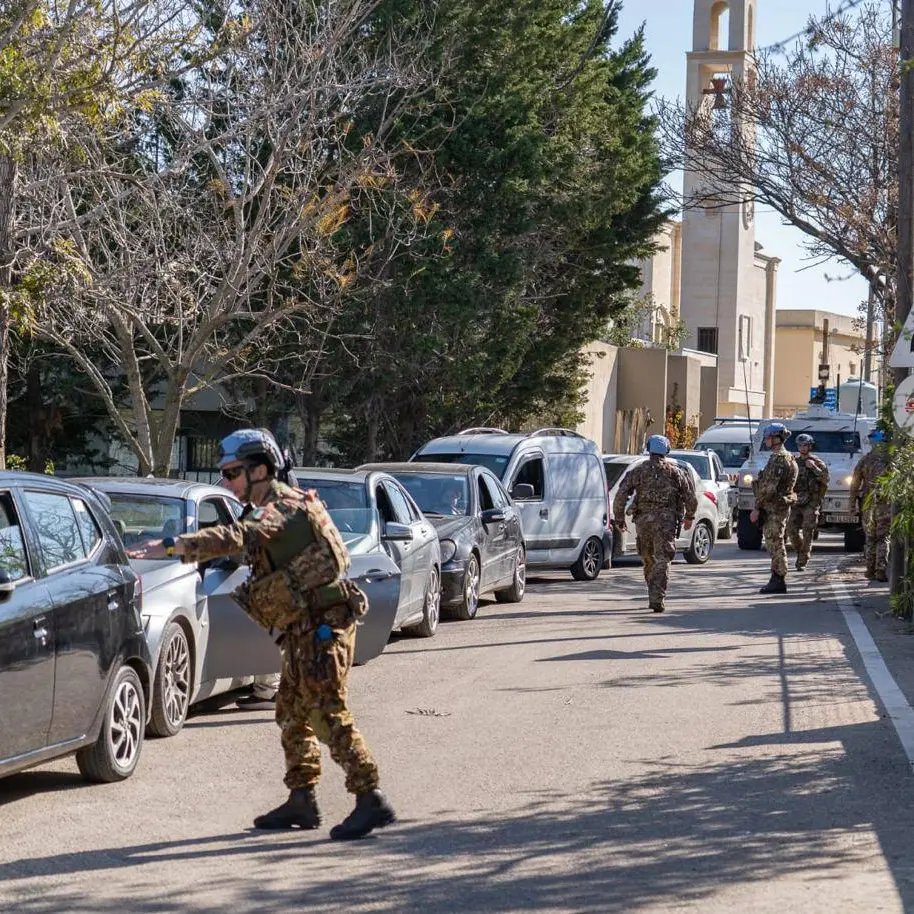 I caschi blu nell'Onu aiutano la popolazione civile nel Sud del Libano, in particolare donne, bambini, persone anziane, a lasciare le loro case per metetrsi in salvo dagli attacchi israeliani