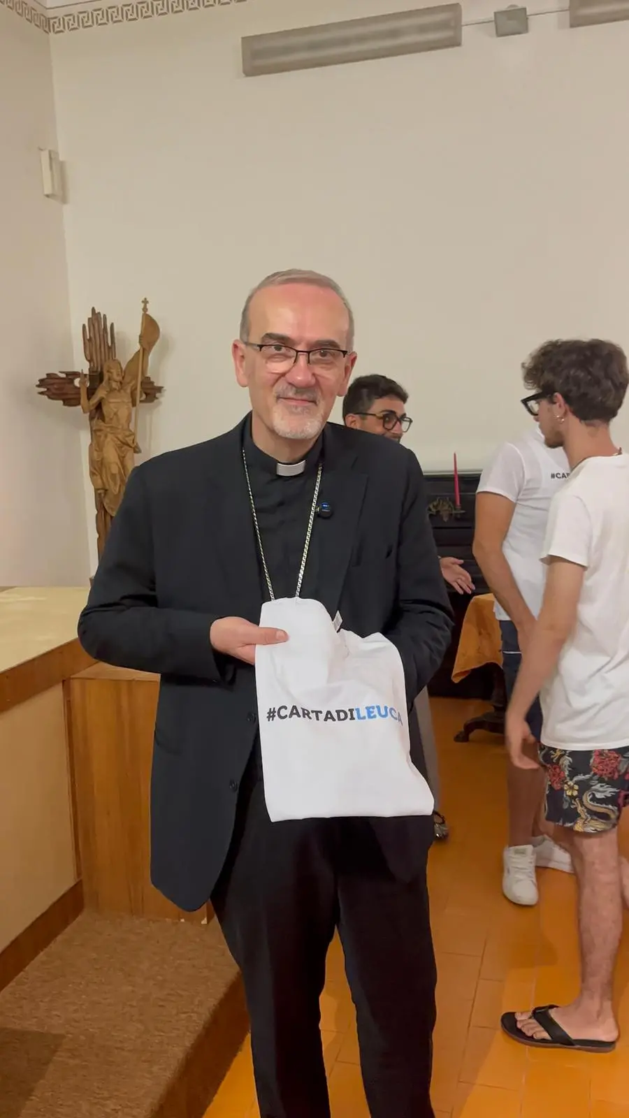Il cardinale Pizzaballa con la t-shirt ufficiale di Carta di Leuca 2026