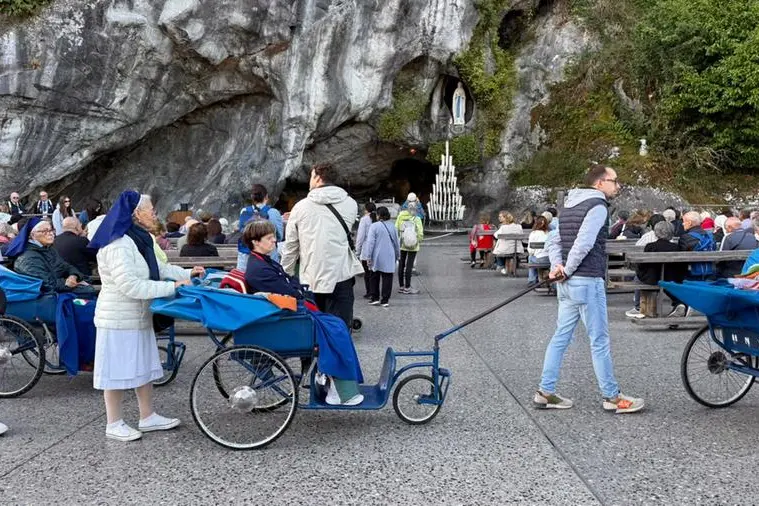 Le dame e i barellieri dell'OFTAL di Milano accompagnano gli ammalati alla Grotta durante il pellegrinaggio che si è svolto dal 17 al 22 settembre