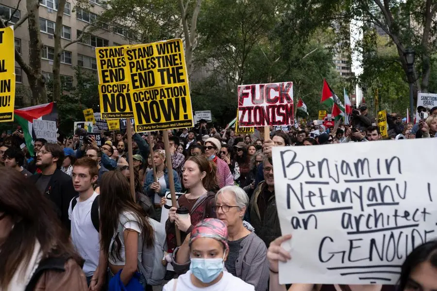 Manifestanti protestano contro la visita del primo ministro israeliano Benjamin Netanyahu alle Nazioni Unite, a New York, negli Stati Uniti, il 24 settembre 2026