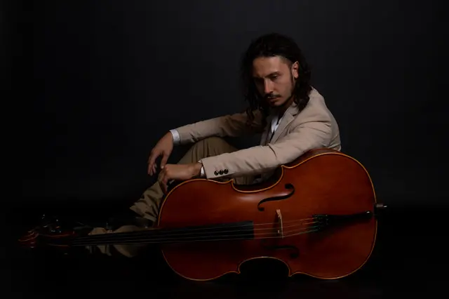 Il violoncellista e compositore Luca Basile.