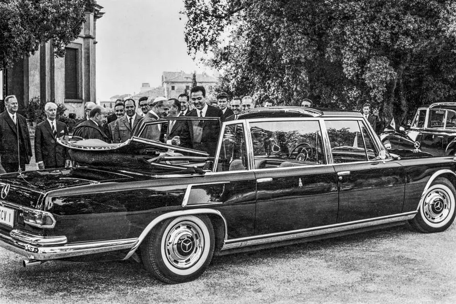 Papa Paolo VI riceve la Mercedes-Benz 600 Landaulet il 10 settembre 1965 a Castel Gandolfo