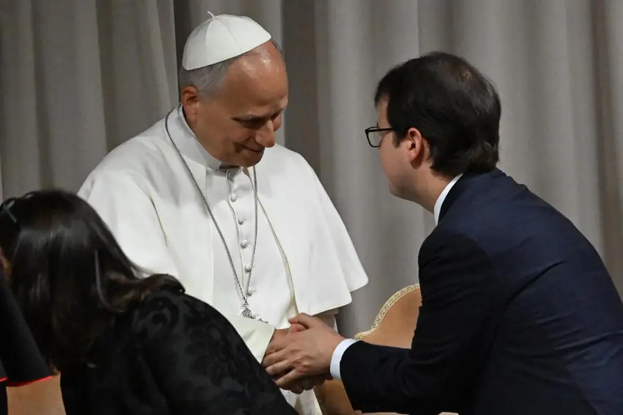 La stretta di mano fra papa Leone XIV e Christopher Olah, co-fondatore di Anthropic, alla presentazione dell\\'enciclica Magnifica Humanitas, il 25 maggio. , ANSA