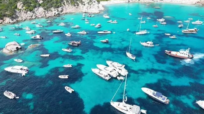 Sardegna, l’ennesima estate dei cafoni (ricchi): yacht, dune violate e spiagge prese d’assalto