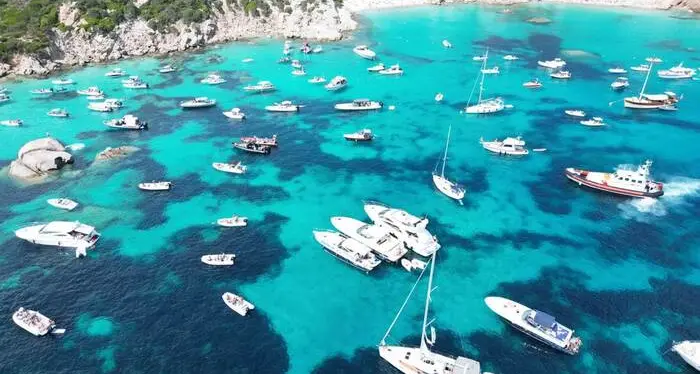 Sardegna, l’ennesima estate dei cafoni (ricchi): yacht, dune violate e spiagge prese d’assalto