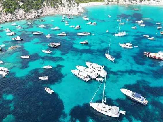 Sardegna, l’ennesima estate dei cafoni (ricchi): yacht, dune violate e spiagge prese d’assalto