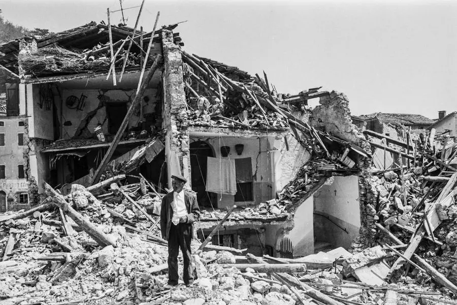 7 maggio 1977, Osoppo, in una delle 50 fotografie scattate da Aldo Martinuzzi il giorno dopo il terremoto in mostra fino nel Palazzo La Loggia di Spilimbergo, l\\u2019esposizione sar\\u00E0 visitabile fino al 7 giugno.