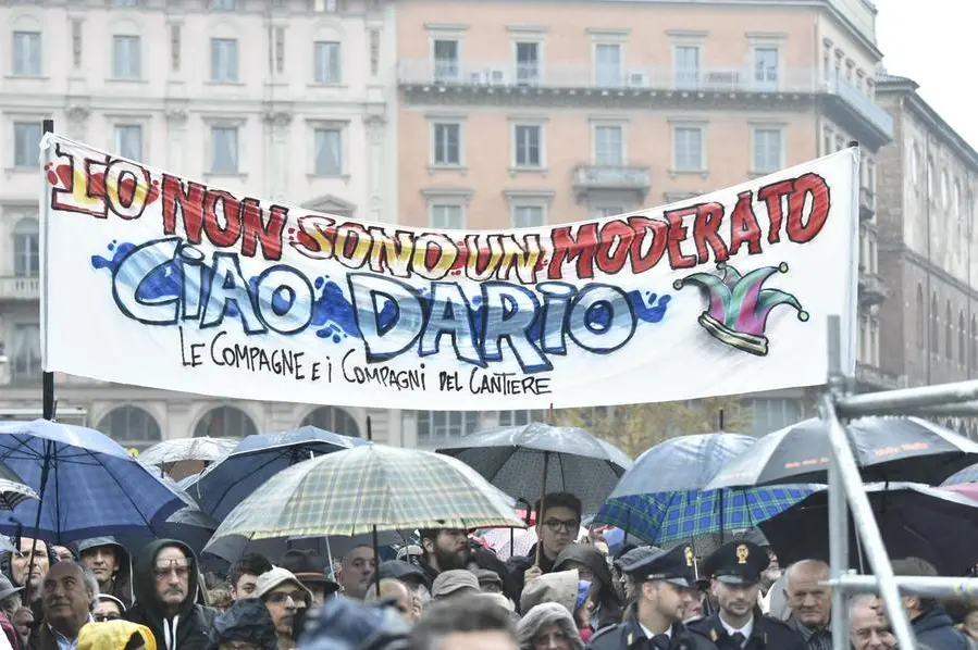 ++REPETITION WITH CORRECT TITLE AND CAPTION++ A banner from the Milanese social center 'The Yard', during the celebration of the secular funeral of Dario Fo in Piazza Duomo. Milan, 15 October 2016. \"I am not a moderate - it is written on the banner - Hello Dario\". The banner is signed by the comrades of the construction site. ANSA/ FLAVIUS THE BAREFOOT