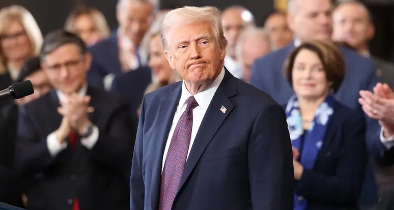 Da 'Navi, accendete i motori!' al nuovo caos economico. Il fallimento di Trump nello Stretto di Hormuz