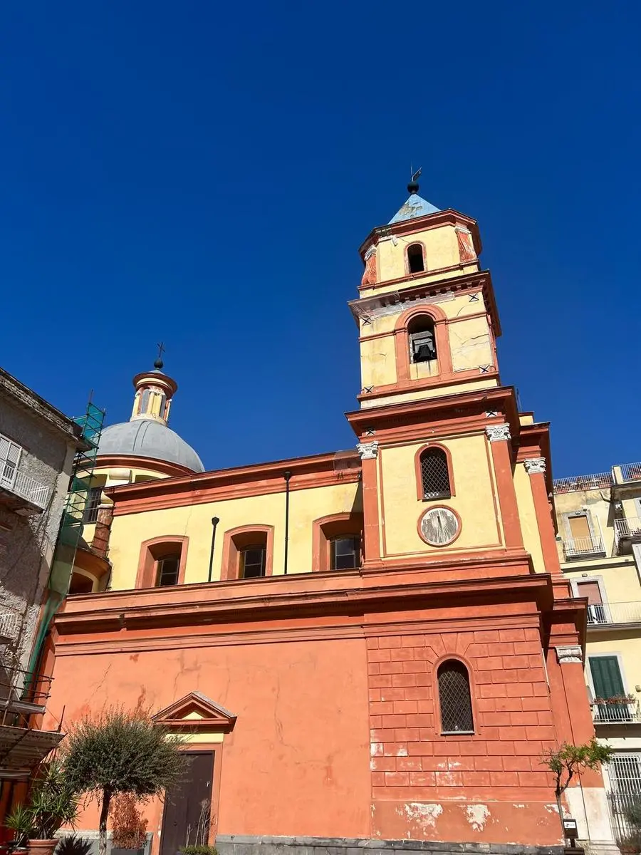 Santa Maria delle Grazie a Pozzuoli chiusa dopo il sisma di luglio a causa dei gravi danni al campanile.
