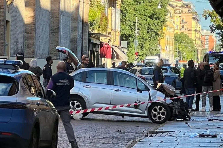 L\\'auto che il 16 maggio si \\u00E8 lanciata a tutta velocit\\u00E0 sui passanti a Modena , Ansa