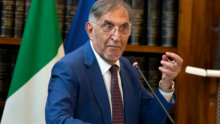 Caraibi e bare: il contrasto fatale fra le battute del Presidente del Senato La Russa e le morti silenziose del caldo