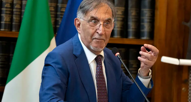 Caraibi e bare: il contrasto fatale fra le battute del Presidente del Senato La Russa e le morti silenziose del caldo