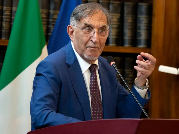 Caraibi e bare: il contrasto fatale fra le battute del Presidente del Senato La Russa e le morti silenziose del caldo