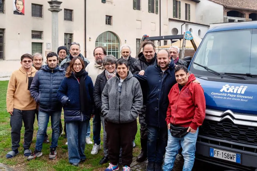 Operatori, volontari e ospiti della Capanna di Betlemme nell\\'oratorio di Montodine (Cremona) - tutte le foto di questo servizio sono di Giovanni Panizza