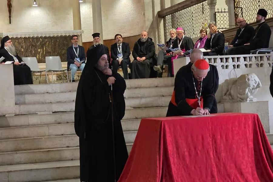 Il cardinale Matteo Zuppi, presidente della Cei, firma il Patto delle Chiese cristiane in Italia