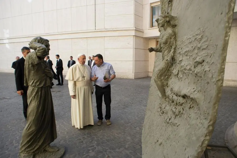 Nembrini nel 2017 quando donò a papa Francesco la scultura El Dante, dell’artista Adelfo Galli, ispirata alla sua lettura dell’incontro tra Dante e Beatrice