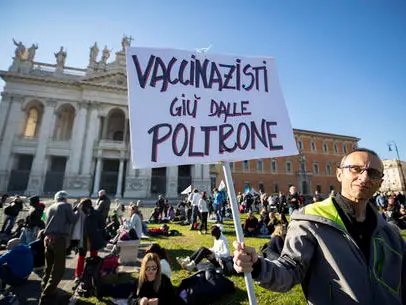 Difterite. Una bambina morta, un cugino salvato: la differenza si chiama vaccino e ora a Palermo c’è la fila per il siero