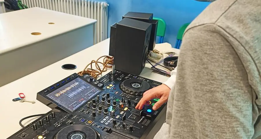 Mixer e consolle a scuola: a Malnate il corso per dj conquista gli studenti