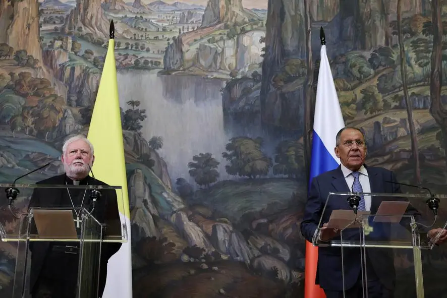 Monsignor Paul Richard Gallagher e Sergej Lavrov in conferenza stampa a Mosca. , REUTERS