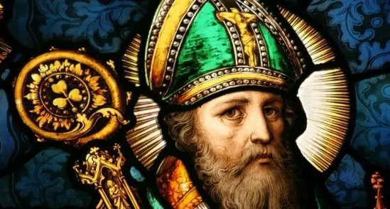 San Patrizio, la vera storia del santo che evangelizzò l’Irlanda e spiegò la Trinità con il trifoglio