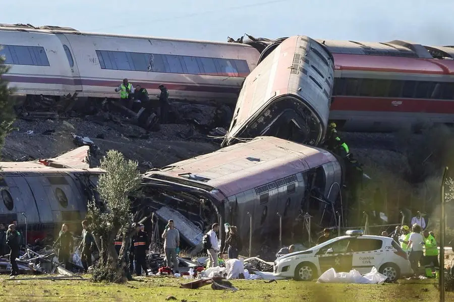 Le carrozze deragliate dei due treni ad alta velocit\\u00E0 dopo lo scontro a Urda, nei pressi di Toledo, in Spagna (foto EPA/Ismael Herrero). , EPA