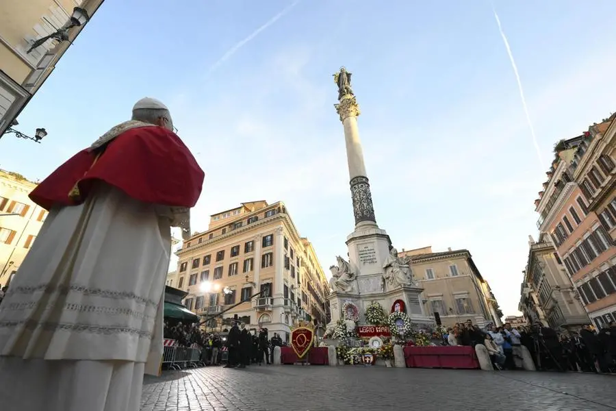 Il Papa davanti alla statua dell\\'Immacolata in piazza di Spagna a Roma , EPA