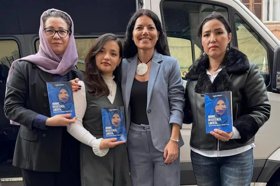 L\\'autrice Angela Iantosca (la terza da sinistra) con alcune donne raccontate nel libro