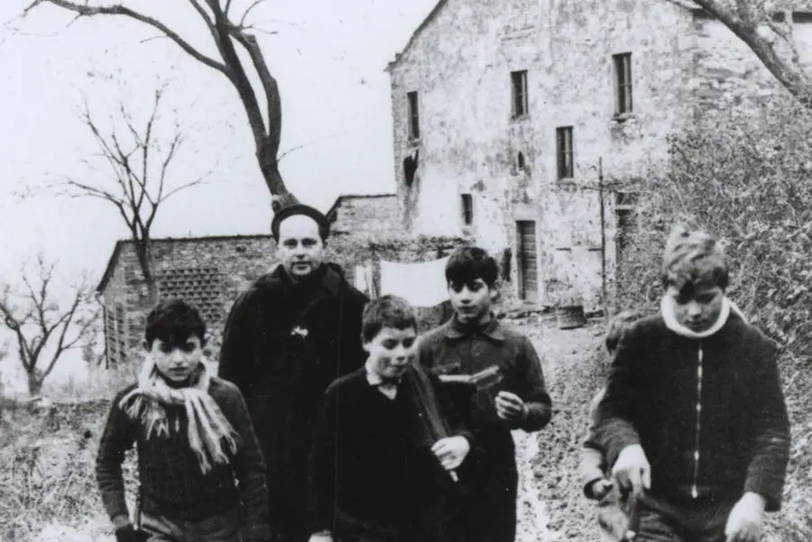Una foto di don Lorenzo Milani alla scuola di Barbiana (fine anni Cinquanta) scattata da Oliviero Toscani, appena 21enne, esposta nella mostra \\\"Cristiani d'Italia\\\" Bologna nel 2011.