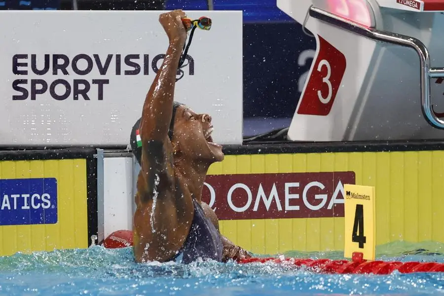 Sara Curtis esulta dopo il record mondiale dei 50 dorso agli Europei di Parigi 2026 , EPA
