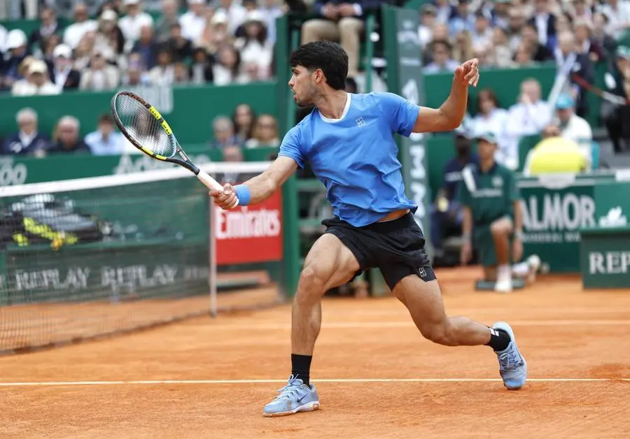 epa12885021 Carlos Alcaraz of Spain in action against Jannik Sinner of Italy during the men's singles final at the ATP Monte-Carlo Masters tennis tournament in Roquebrune Cap Martin, France, 12 April 2026. EPA/SEBASTIEN NOGIER