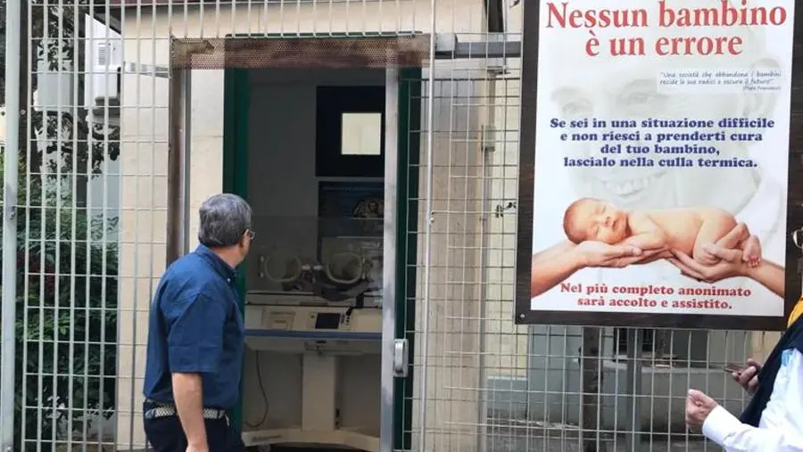 «Nessun bambino è un errore»: il racconto di don Antonio Ruccia sulla culla termica di Bari
