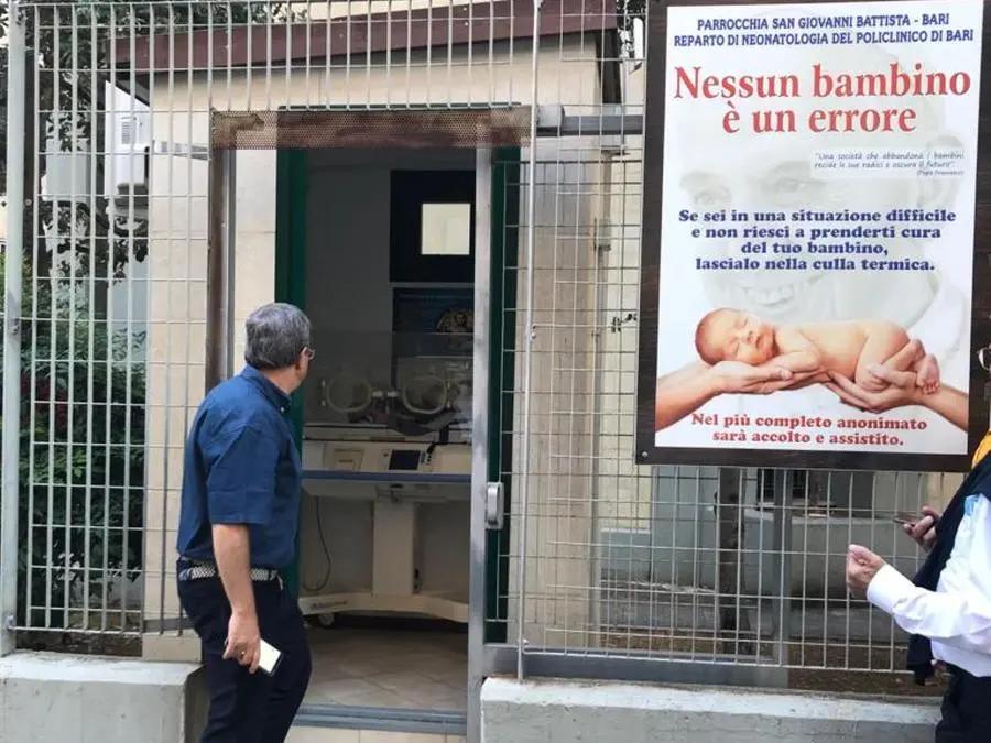 «Nessun bambino è un errore»: il racconto di don Antonio Ruccia sulla culla termica di Bari