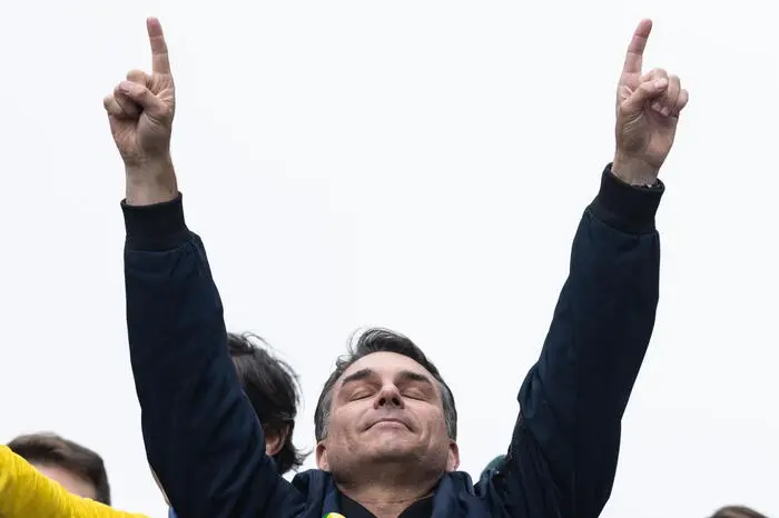 epa13221051 Brazilian presidential candidate Flavio Bolsonaro speaks at an event marking Brazil's Independence Day on Paulista Avenue in Sao Paulo, Brazil, 07 September 2026. EPA/ISAAC FONTANA