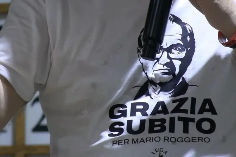 Un fermo immagine tratto da un video mostra il vicepremier, ministro delle Infrastrutture e dei Trasporti e segretario della Lega Matteo Salvini, all'esterno del carcere di Bollate, mentre indossa una maglietta con raffigurato il volto del gioielliere Mario Roggero la scritta 'Grazia subito per Mario Roggero', 18 luglio 2026. ANSA/ ALANEWS