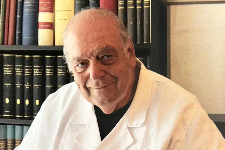 Il professore Filippo Maria Boscia nel suo studio