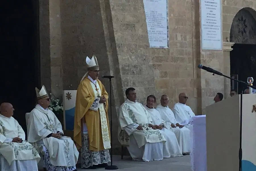 Il cardinale Pierbattista Pizzaballa durante la celebrazione eucaristica a conclusione della Carta di Leuca 2026 sul piazzale del Santuario di Santa Maria de finibus terrae