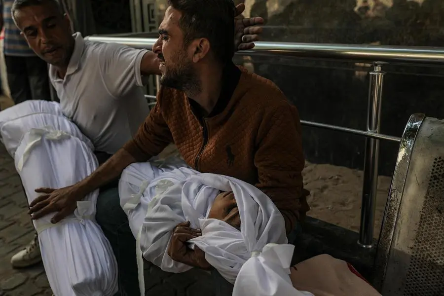 Mahmoud Shakshak, 36 anni, con i corpi dei suoi due figli Fady, 5 anni, e Sara, 8 anni, uccisi nel campo profughi di Al Shatea il 29 ottobre 2025, durante la tregua , EPA