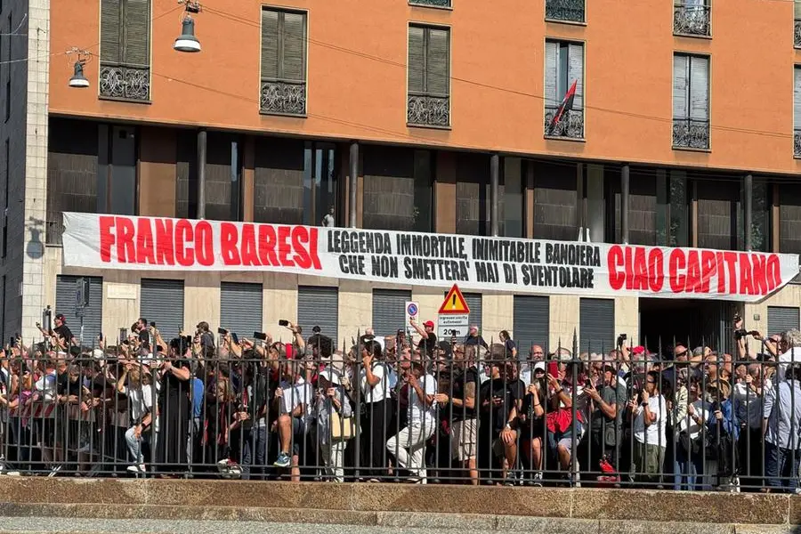 Centinaia di persone già in fila per i funerali di Franco Baresi a Milano, 4 agosto 2026. ANSA / MATTEO BAZZI