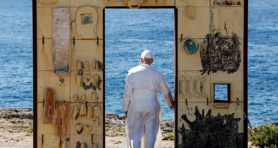Il vescovo di Lampedusa: «Leggi sempre più ostili ai migranti, ma dobbiamo salvare la loro e la nostra umanità»